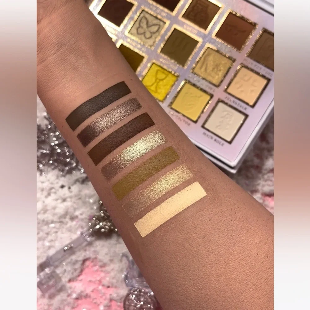 P.Louise If The Crown Fits Eyeshadow Palette - Pink and Gold - Picture 7 of 11